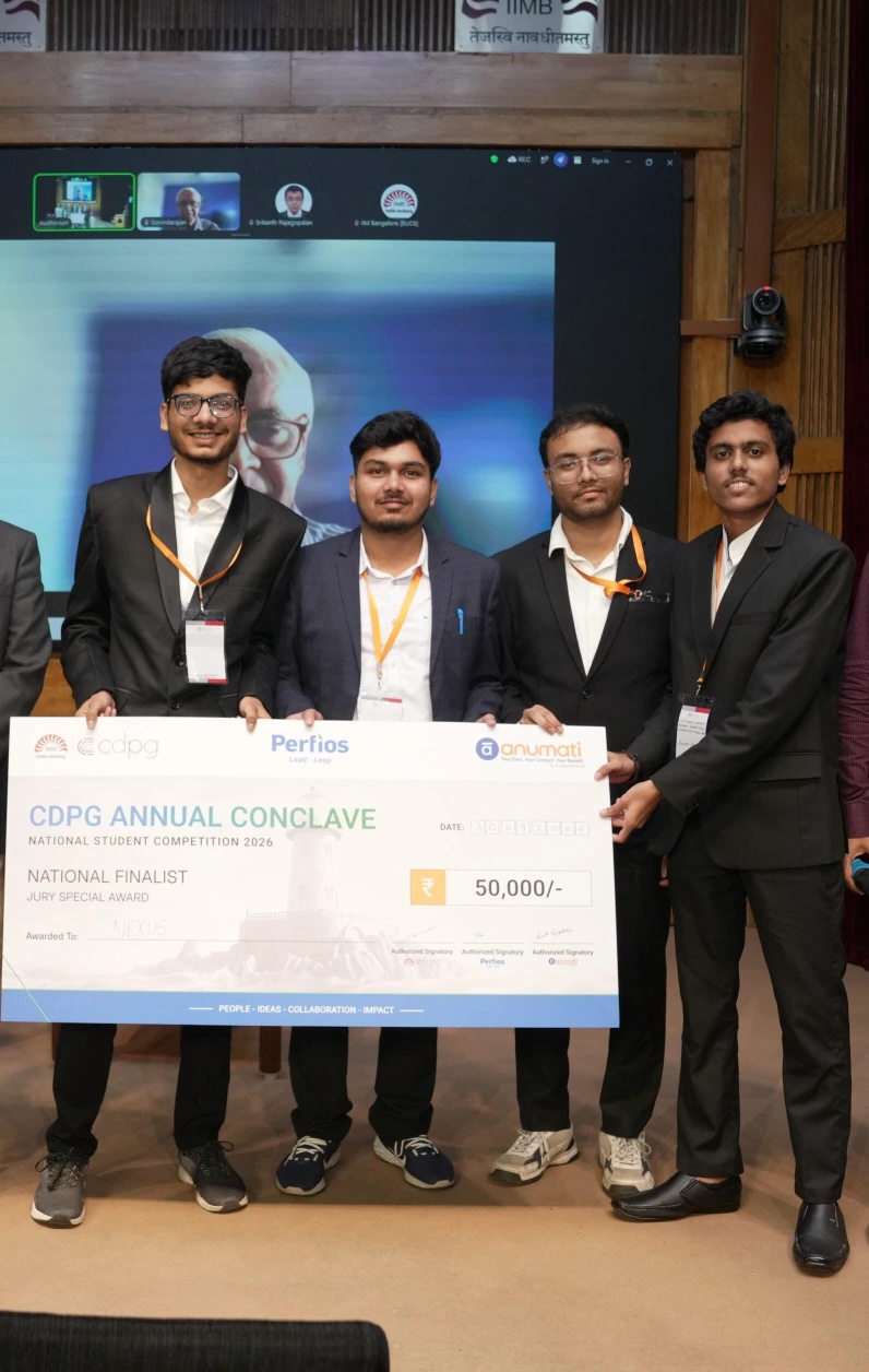 Yuvraj Daga receiving the Jury Special Award cheque at the IIMB CDPG Conclave 2026